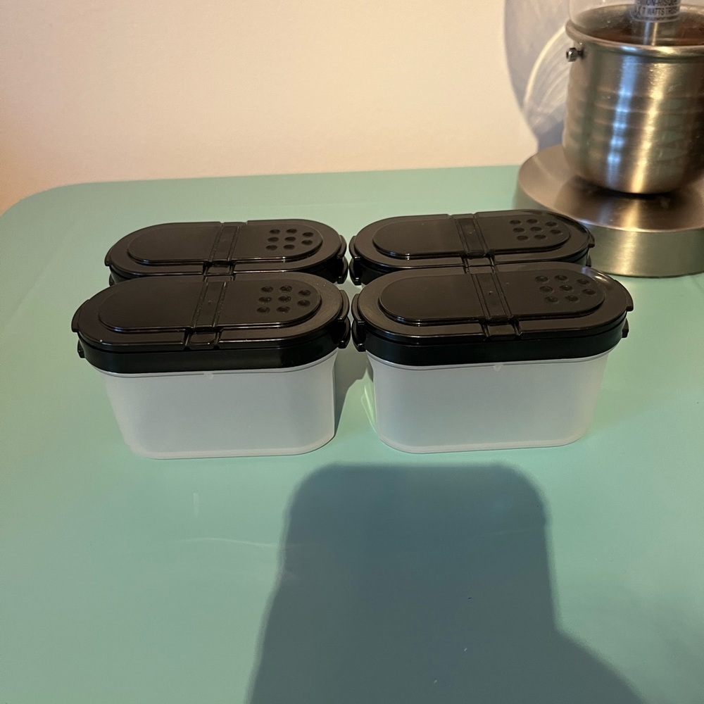 Small spice shaker Tupperware !!